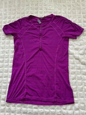Athleta Medium Pacifica Short Sleeve Rash Guard Top ~ Purple Fitted 1/4 Zip